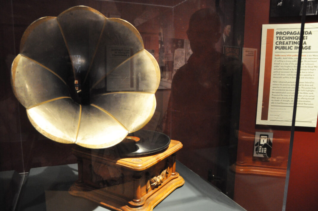 Propaganda record player 1920