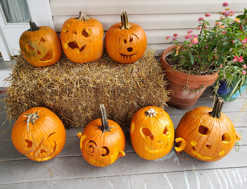 Pumpkins on porch 2021 1000
